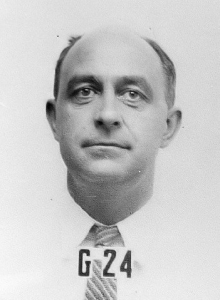 Enrico Fermi – Foto seines Los-Alamos-Dienstausweises (Zweiter Weltkrieg). [Public domain], via Wikimedia Commons