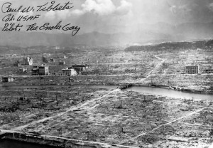Das zerstörte Hiroshima, mit einer Signatur von Paul Tibbet. [Public domain], via Wikimedia Commons