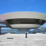 Das Museum für zeitgenössische Kunst in Niterói, By Marcusrg from Nova Friburgo, Rio de Janeiro, Brasil (Flickr) [CC BY 2.0], via Wikimedia Commons