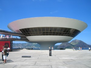 Das Museum für zeitgenössische Kunst in Niterói, By Marcusrg from Nova Friburgo, Rio de Janeiro, Brasil (Flickr) [CC BY 2.0], via Wikimedia Commons