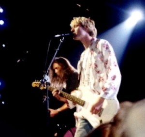 Kurt Cobain mit der Band Nirvana bei den MTV Video Music Awards am 9. September 1992, By P.B. Rage from USA (More Kurt -- too rad) [CC BY-SA 2.0], via Wikimedia Commons
