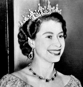 Elisabeth II (1953), By Associated Press (eBay) [Public domain], via Wikimedia Commons
