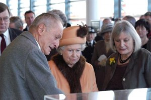 Richard Rogers (vorne links) mit Queen Elizabeth II. und der walisischen Finanzministerin a.D. Sue Essex bei der Eröffnung der Senedd in Cardiff (2011), By National Assembly of Wales (www.assemblywales.org) [Attribution], via Wikimedia Commons