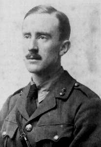 Tolkien im Jahre 1916, Public domain, via Wikimedia Commons
