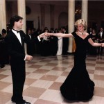 Diana mit John Travolta im East Room des Weißen Hauses in Washington, D.C., 9. November 1985, By United States Federal Government [Public domain], via Wikimedia Commons