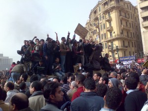 Demonstranten, die am 29. Januar 2011 auf einem Armee-Lastwagen in der Innenstadt von Kairo stehen. By Ramy Raoof [CC BY 2.0], via Wikimedia Commons