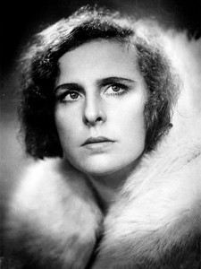 Leni Riefenstahl (1933 als Darstellerin im Film SOS Eisberg), By Невідомо [Public domain], via Wikimedia Commons
