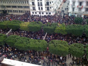 Proteste in Tunis am 14. Januar 2011. By VOA Photo/L. Bryant (VOA: Tunisia Unrest, slideshow) [Public domain], via Wikimedia Commons