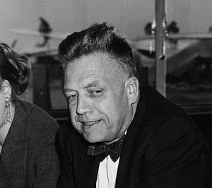 Der Biologe und Psychologe Alfred Charles Kinsey nahm an einer Pressekonferenz während eines Flughafenaufenthalts teil. Frankfurt, 22. November 1955. By Unknown (Mondadori Publishers) [Public domain], via Wikimedia Commons