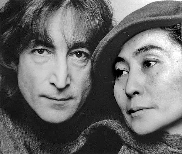John Lennon und Yoko Ono, porträtiert von Jack Mitchell [CC BY-SA 4.0-3.0-2.5-2.0-1.0], via Wikimedia Commons