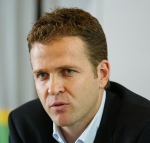 Oliver Bierhoff im August 2006 auf einer Pressekonferenz. By Tomukas - Thomas Holbach [GFDL or CC BY-SA 3.0], from Wikimedia Commons