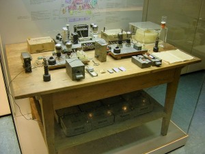 Versuchsaufbau, mit dem Otto Hahn und Fritz Straßmann am 17. Dezember 1938 in Berlin die Kernspaltung entdeckten (Deutsches Museum, München). By J Brew [CC BY-SA 2.0 ], via Wikimedia Commons