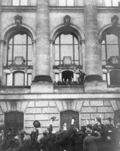 Philipp Scheidemann ruft auf dem Westbalkon (zweites Fenster nördlich des Portikus) des Reichstages die Republik aus. By Erich Greifer [Public domain], via Wikimedia Commons