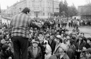 16. Dezember 1989: Demonstration in Timișoara, Rumänien - FOTO:FORTEPAN / Urbán Tamás [CC BY-SA 3.0]
