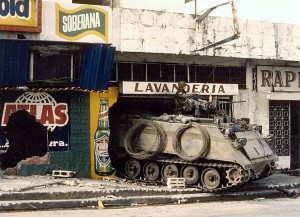 Panama: Ein US-Panzer vom Typ M113 bewacht eine Straße in der Nähe des zerstörten panamaischen Verteidigungsministeriums (21. Dezember 1989). - DoD photo by PH1(SW) J. Elliott [Public domain], via Wikimedia Commons