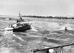 Ein sowjetisches Schiff setzt am 6. Mai 1969 eine Wasserkanone gegen einen chinesischen Fischer am Ussuri-Fluss ein. China Photo Service [CC BY-SA 3.0 nl], via Wikimedia Commons