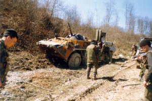 Russische Soldaten mit einem Schützenpanzer vom Typ BTR-80 (2000). - Svm-1977 [CC BY-SA 3.0], from Wikimedia Commons