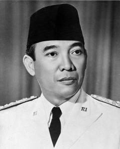Sukarno (etwa 1949) - Onbekend/Anonymous [Public domain], via Wikimedia Commons