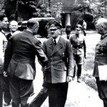 Wolfsschanze am 15. Juli 1944 (ganz links: Stauffenberg, rechts neben Hitler: Wilhelm Keitel. Hitler begrüßt den General der Flieger K.-H. Bodenschatz, der fünf Tage später durch Stauffenbergs Bombe schwer verletzt wurde, im Gegensatz zu Hitler selbst). - Bundesarchiv, Bild 146-1984-079-02 / CC-BY-SA 3.0 [CC BY-SA 3.0 de]