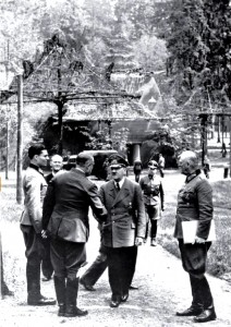 Wolfsschanze am 15. Juli 1944 (ganz links: Stauffenberg, rechts neben Hitler: Wilhelm Keitel. Hitler begrüßt den General der Flieger K.-H. Bodenschatz, der fünf Tage später durch Stauffenbergs Bombe schwer verletzt wurde, im Gegensatz zu Hitler selbst). - Bundesarchiv, Bild 146-1984-079-02 / CC-BY-SA 3.0 [CC BY-SA 3.0 de]