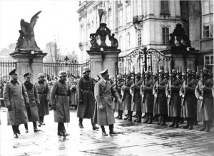 Adolf Hitler auf der Prager Burg (15. März 1939) - Bundesarchiv, Bild 183-2004-1202-505 / CC-BY-SA 3.0 [CC BY-SA 3.0 de]