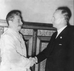 Moskau, 24. August 1939: Handschlag Stalins und Ribbentrops nach der Unterzeichnung des Nichtangriffspakts. - Bundesarchiv, Bild 183-H27337 / CC-BY-SA 3.0 [CC BY-SA 3.0 de]