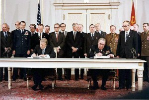 Breschnew und US-Präsident Carter bei der Unterzeichnung des SALT-II-Vertrags 1979 in Wien. - Photo Credit: Bill Fitz-Patrick [Public domain], via Wikimedia Commons