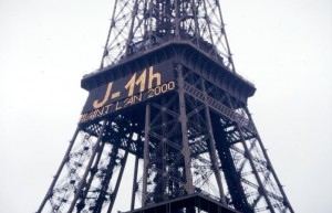 11 Stunden bis zum Jahr 2000 am Eiffelturm in Paris. Wolfgang Pehlemann Wiesbaden Germany [CC BY-SA 3.0 de], from Wikimedia Commons