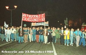 Friedliche Demonstration in Schwerin am 23. Oktober 1989. - Jennus [CC BY-SA 4.0], from Wikimedia Commons