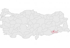 Lage des Dorfes Bilge im Südosten der Türkei - Massaker von Mardin. Xxedcxx [GFDL or CC BY-SA 3.0], via Wikimedia Commons
