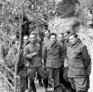Tito und der Oberbefehlshaber der Partisanen, Mai 1944. - Slade, M J (Sgt) No 2 Army Film and Photographic Unit [Public domain], via Wikimedia Commons
