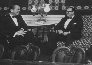 Anastasio Somoza Debayle trifft US-Präsidenten Richard Nixon. Juni 1971 - Jack E. Kightlinger, 1932-2009, Photographer (NARA record: 8451338) [Public domain], via Wikimedia Commons
