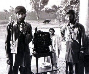 Ein Mudschaheddin-Kämpfer in Kunar verwendet einen Funkempfänger. 1985 - Erwin Lux [CC BY-SA 3.0], via Wikimedia Commons