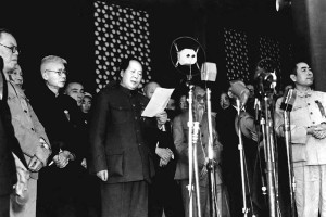 Parteivorsitzender Mao Zedong ruft die Volksrepublik China aus. 1. Oktober 1949. - Hou Bo [Public domain], via Wikimedia Commons