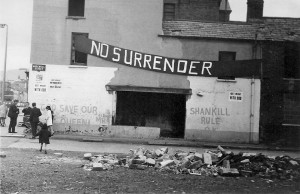 Loyalist Banner und Graffiti auf einem Gebäude im Shankill-Gebiet von Belfast, 1970. Fribbler [CC BY-SA 3.0 or GFDL], from Wikimedia Commons