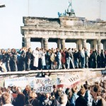 10. November 1989: Von der Nacht des 9. bis zum Morgen des 11. Novembers hielt eine feiernde Menschenmenge die Mauer am Brandenburger Tor besetzt. - Lear 21 at English Wikipedia [GFDL or CC BY-SA 3.0]