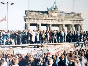 10. November 1989: Von der Nacht des 9. bis zum Morgen des 11. Novembers hielt eine feiernde Menschenmenge die Mauer am Brandenburger Tor besetzt. - Lear 21 at English Wikipedia [GFDL or CC BY-SA 3.0]