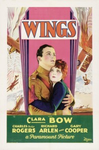 Wings ist der erste Film, der mit dem Oscar für das beste Bild ausgezeichnet wurde, der damals als Outstanding Picture bekannt war. Gewann auch einen Preis für die besten Technikeffekte. - Paramount Pictures [Public domain], via Wikimedia Commons