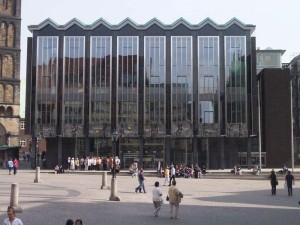 Der 1966 eingeweihte Neubau des Hauses der Bremischen Bürgerschaft am Bremer Marktplatz. Jürgen Howaldt [CC BY-SA 2.0 de], from Wikimedia Commons