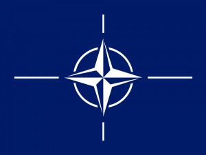 Flagge der NATO - Current file:Found by 475847394d347339 in websites noted in the source section.Previous file:Vectorization:  Mysid and uploaded to Flag of NATO.svgCode cleaned up by Artem Karimov. [Public domain], via Wikimedia Commons