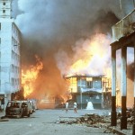 Brennende Häuser in Panama-Stadt während der US-Invasion (21. Dezember 1989) - SPEC. MORLAND [Public domain], via Wikimedia Commons