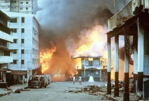 Brennende Häuser in Panama-Stadt während der US-Invasion (21. Dezember 1989) - SPEC. MORLAND [Public domain], via Wikimedia Commons