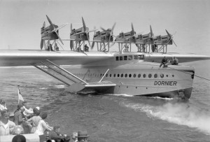 Das deutsche Dornier-Riesen-Flugschiff "Do X" startete mit seinen neuen Motoren in einer Gesamtstärke von 7.000 PS in Altenrhein am Bodensee! - Bundesarchiv, Bild 102-10270 / Georg Pahl / CC-BY-SA 3.0 [CC BY-SA 3.0 de], via Wikimedia Commons