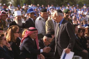 Der amtierende Premierminister Shimon Peres gibt Jordaniens König Hussein während der Beerdigung des ermordeten Premierministers Yitzhak Rabin auf dem Berg Herzl in Jerusalem die Hand. (1995) - Government Press Office (Israel) [CC BY-SA]