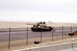 Ein verlassener irakischer Kampfpanzer des Typs 69 befindet sich an der Seite der Straße nach Kuwait-Stadt während der Bodenphase der Operation Desert Storm. 24 Februar 1991 - J.R. Roark, US Marines [Public domain]