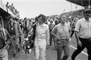 1970 Formel-I Grand Prix der Niederlande, Zandvoort; Jochem Rindt (links) mit Kranz, rechts Lotusbauer Colin Chapman. -