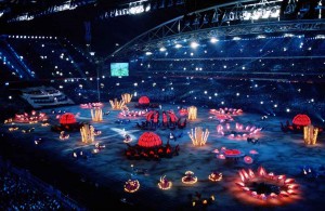 Die Eröffnungsfeier der Olympischen Sommerspiele 2000, in Sydney, im Stadium Australia am 15. September 2000. - TSGT Rick Sforza [Public domain]