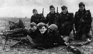 Eine Gruppe dänischer Soldaten am Morgen der deutschen Invasion, 9. April 1940. Zwei dieser Männer wurden später an diesem Tag getötet. - Public Domain