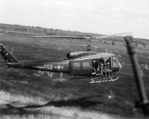 Soldaten der Vietnam Air Force des 211. Hubschraubergeschwaders bei einem Kampfeinsatz am 18.7.1970. - Photo by Sgt. Robert W. Ingianni [Public domain]