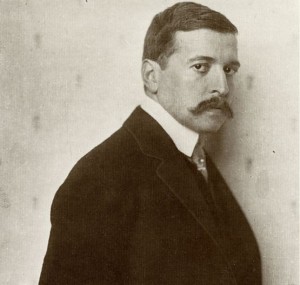 Hugo von Hofmannsthal 1910 auf einer Fotografie von Nicola Perscheid. Nicola Perscheid [Public domain], via Wikimedia Commons